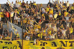 La fiesta no fue completa: el Canario perdió en casa