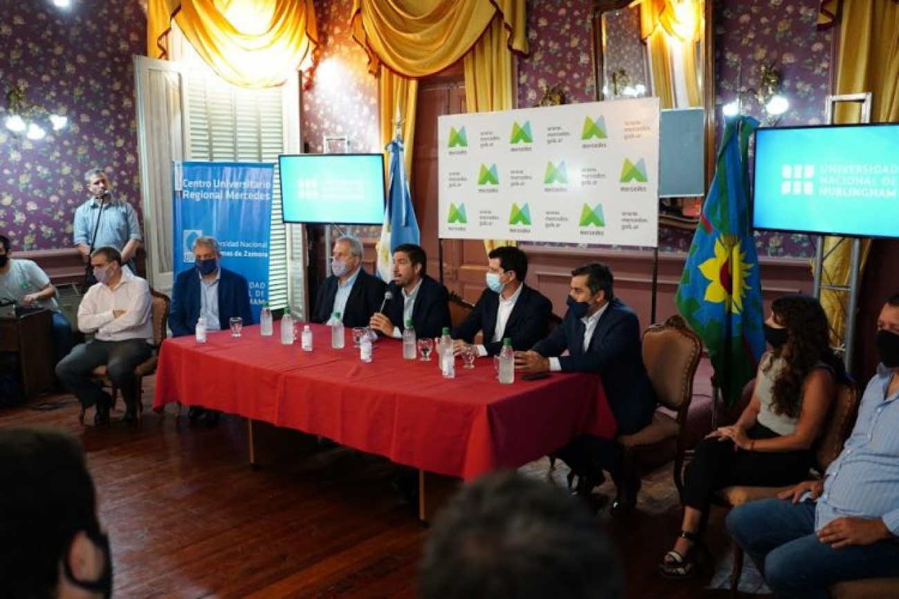 Ustarroz encabezó el acto lanzamiento de nuevas carreras universitarias en Mercedes