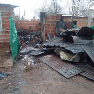 Una mujer y sus dos hijos perdieron todo en un incendio