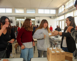 Continúa la entrega de netbooks en las escuelas de Suipacha