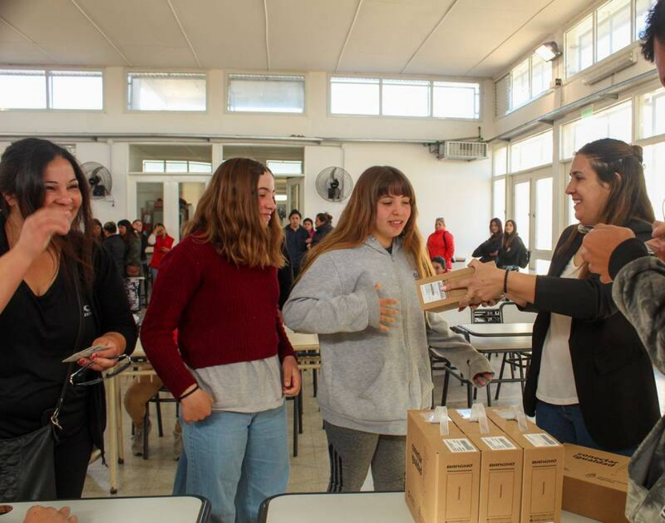 Continúa la entrega de netbooks en las escuelas de Suipacha