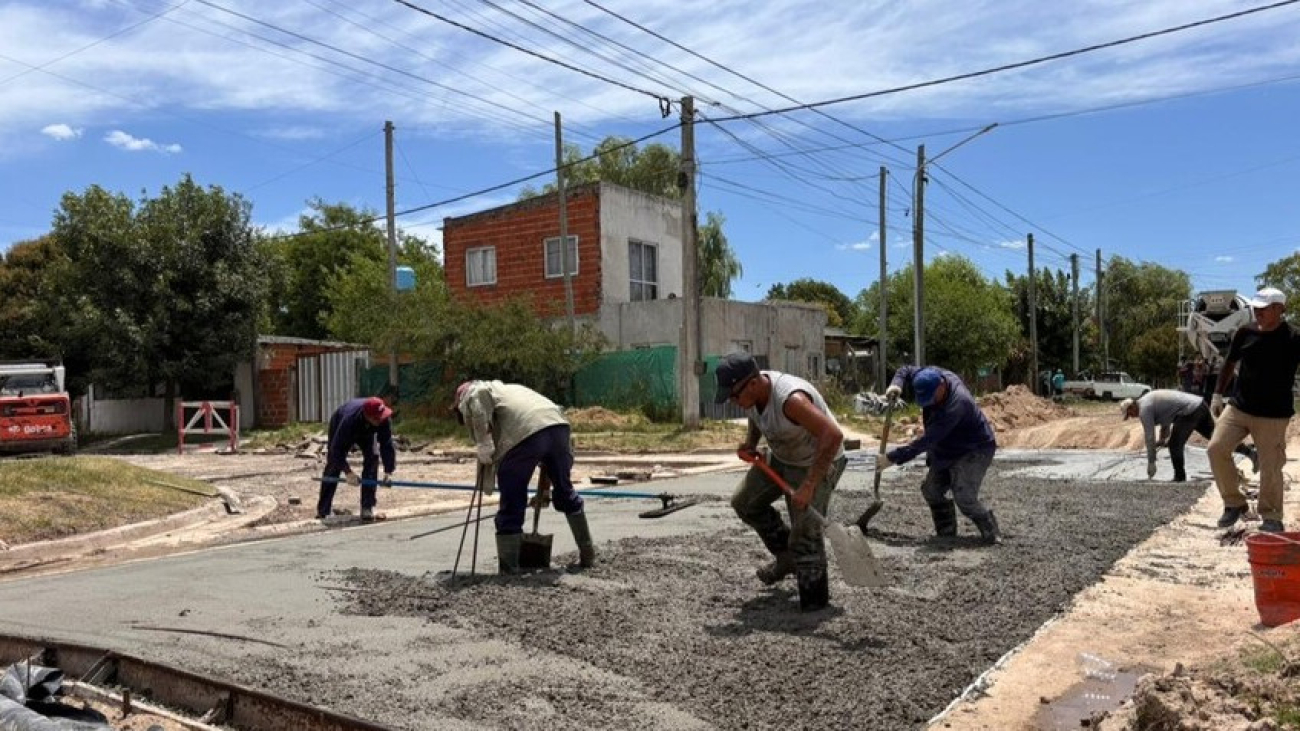 Se realizan trabajos de mejoramiento vial en barrio Ameghino