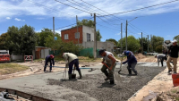 Se realizan trabajos de mejoramiento vial en barrio Ameghino
