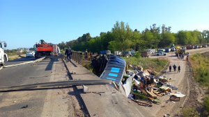 Un camión cayó del puente: murió su conductor