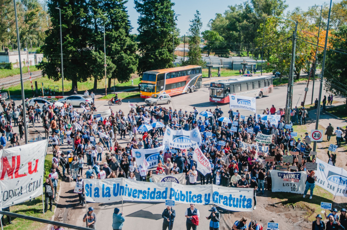 Realizaron un abrazo a la UNLu antes de la marcha