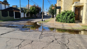 Vecinos reclaman por una perdida de agua frente a la cancha de Alem