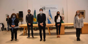 JUNTO AL MINISTRO NICOLÁS TROTTA, EL INTENDENTE MAURO GARCÍA ENTREGÓ NETBOOKS A ESTUDIANTES DEL DISTRITO