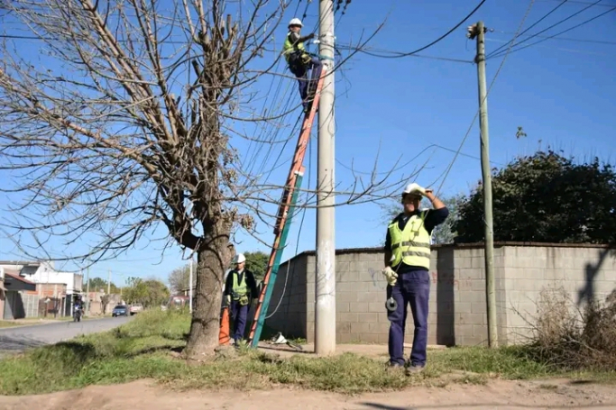 Avanza la fibra óptica en barrios populares