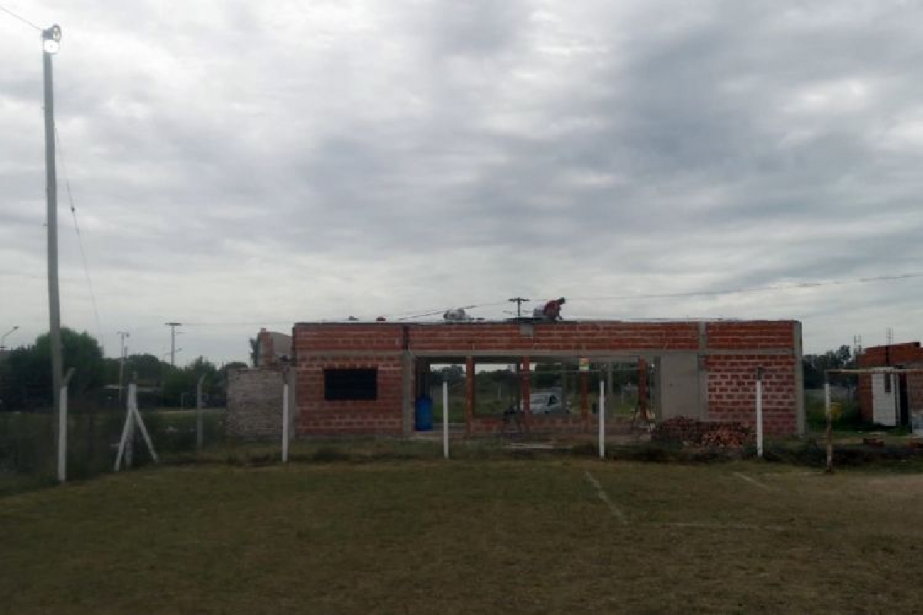 Avanza la construcción del SUM en Club Holanda, con apoyo nacional y municipal