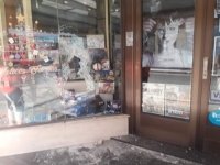 ROMPEN VIDRIERA Y ROBAN EN EL VÍDEO CLUB LIBRA