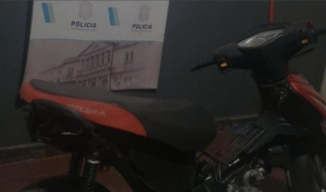 Aprehendieron a dos menores que iban en una moto recientemente robada