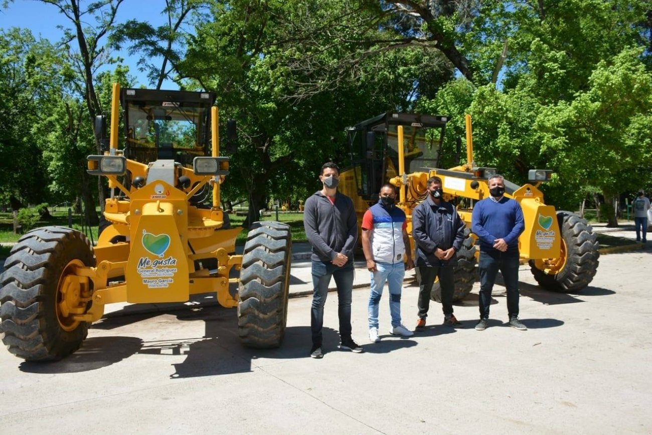 EL INTENDENTE PRESENTÓ DOS NUEVAS MOTONIVELADORAS