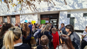 Reclamo frente al Instituto San José de Gral. Rodríguez