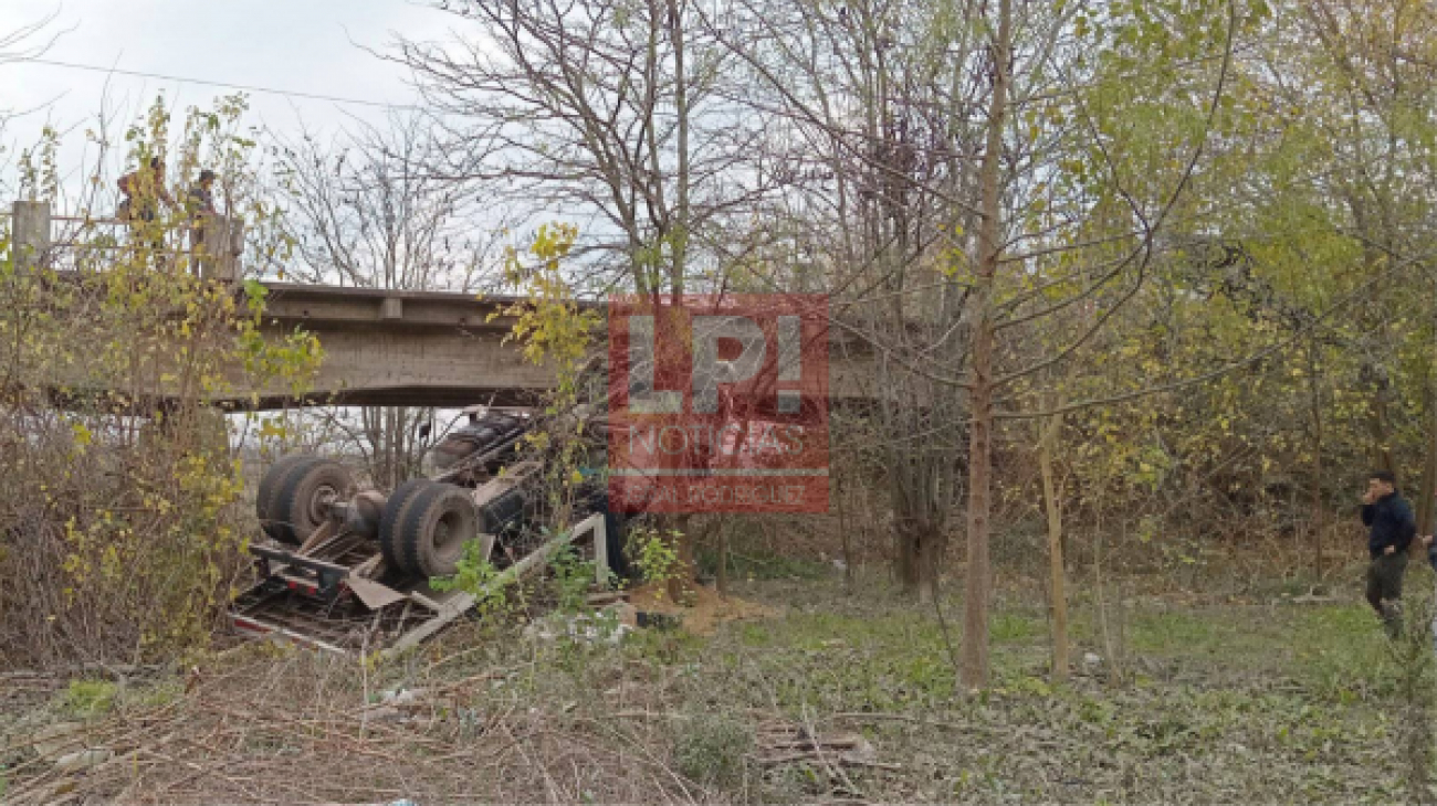 Camión despistó en Ruta 24 y cayó del puente Irigoyen