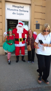 PAPÁ NOEL VISITÓ EL HOSPITAL MUNICIPAL Y EL HOGAR GRANJA PADRE VARELA