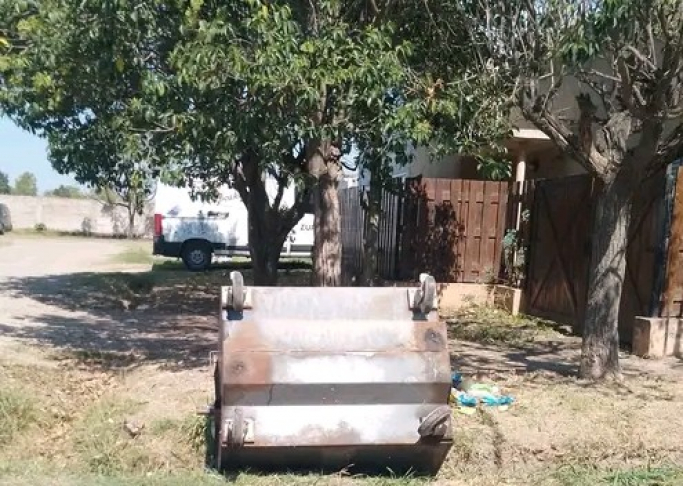 Contenedores dados vuelta en el barrio San Pedro