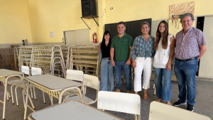 San Andrés de Giles: Entregaron a escuelas gilenses 120 sillas y 60 pupitres