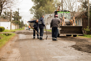 TRABAJOS DE BACHEO Y DESMALEZAMIENTO EN DIVERSOS BARRIOS DE LUJÁN