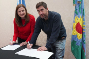 Mercedes: Ustarroz y ministra Diaz firmaron convenios por obras y políticas de genero