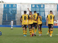 El Canario goleó a Fénix y no se baja de la pelea