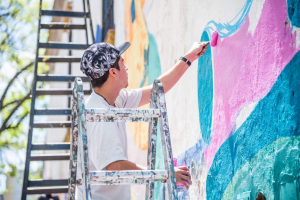 Pintarán 8 murales a la vez en los alrededores de la Plazoleta