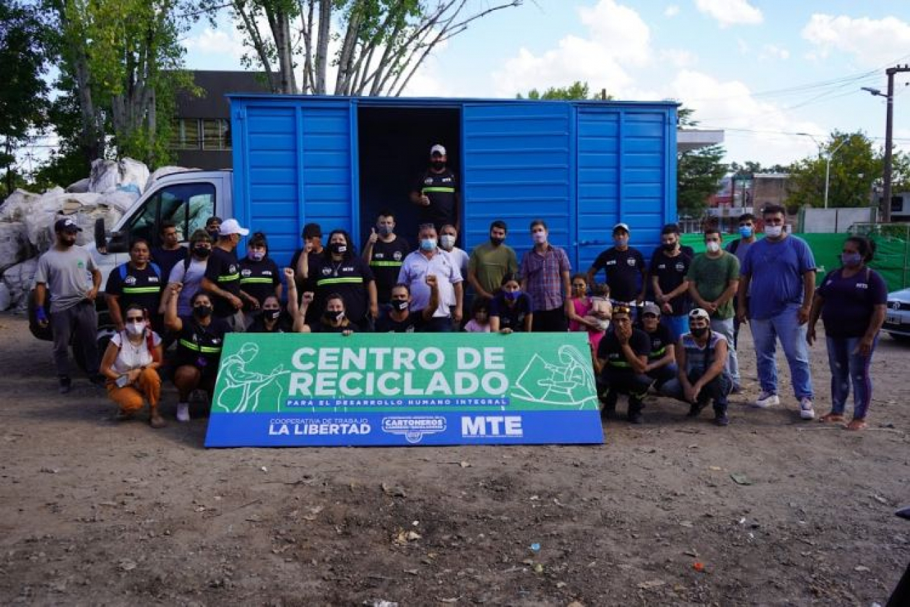 Desarrollo Social de la Nación entrega camión para reciclaje en Mercedes