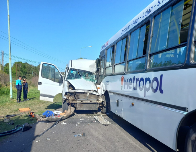Choque y persona atrapada en la ex Ruta 7