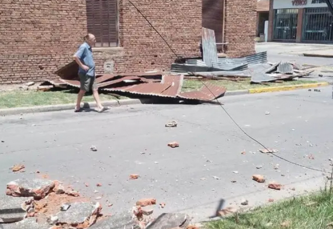 &quot;Terrible e inexplicable&quot;: extraño viento derrumbó parte de una casa
