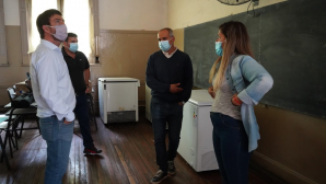 LLEGARON LOS INSUMOS Y SE PREPARA EL CENTRO DE VACUNACION EN COLEGIO NACIONAL