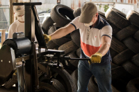 "Vamos a darle un tratamiento efectivo a los neumáticos fuera de uso"