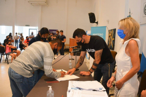 VECINOS FIRMARON SU TÍTULO DE PROPIEDAD