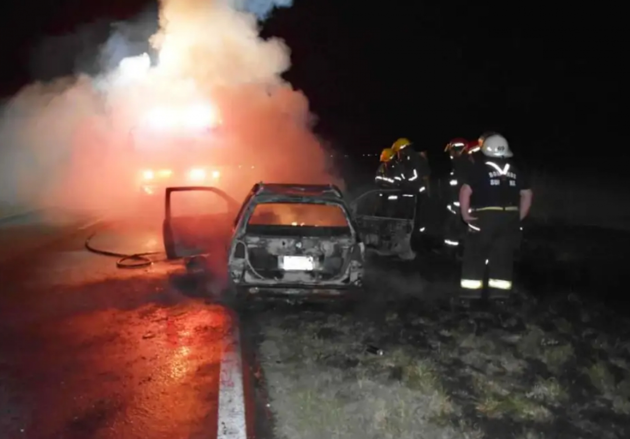 Incendio de un auto en la Ruta 5