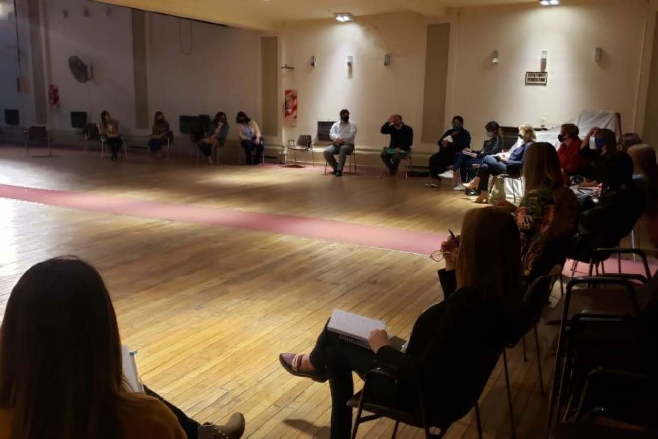 Reunión entre autoridades educativas y escuelas