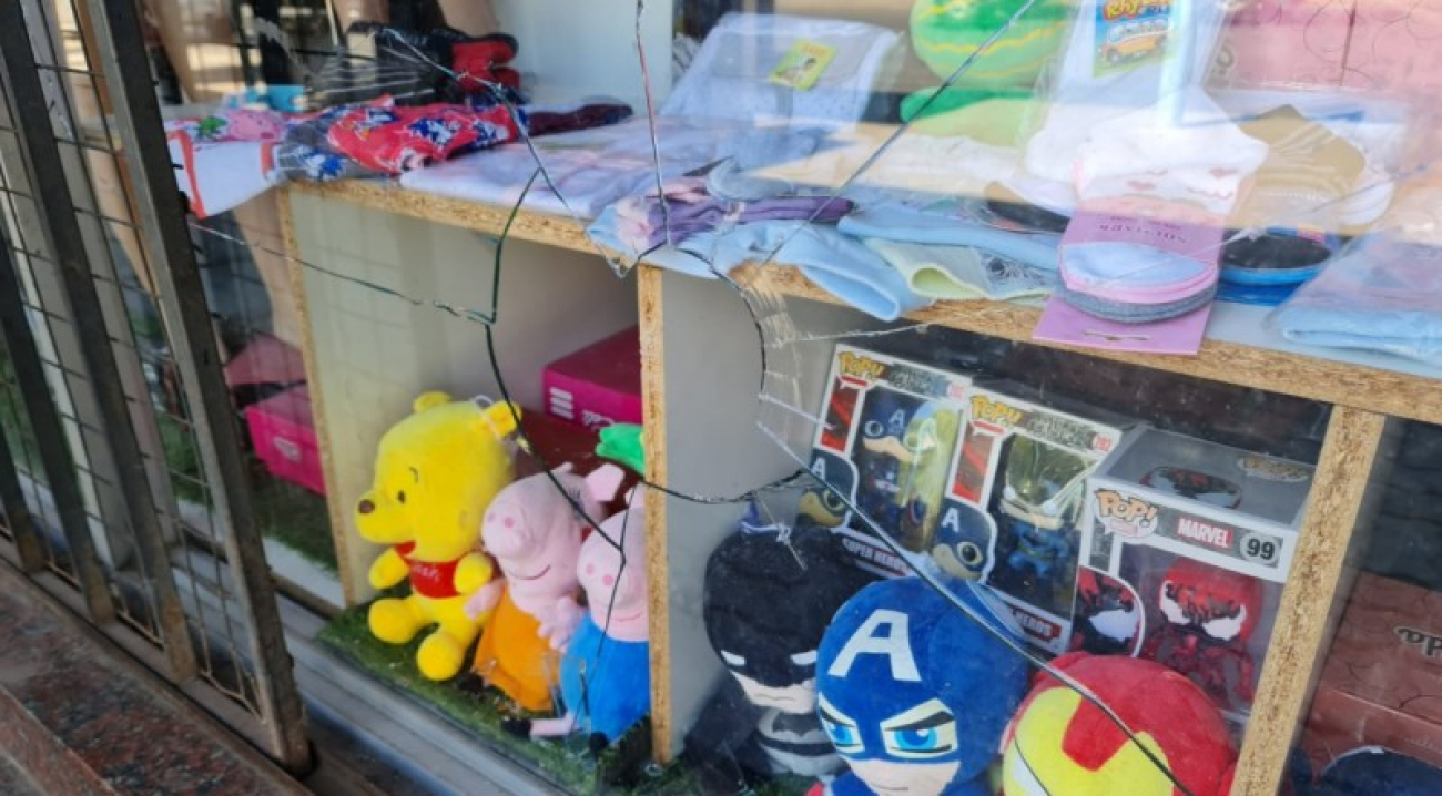 Tensión en el centro de Rodríguez: manteros violentos se pelearon y rompieron la vidriera de un local