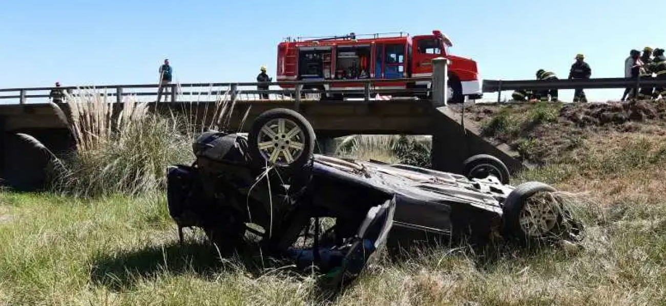Muere mujer en un vuelco en la Ruta 5