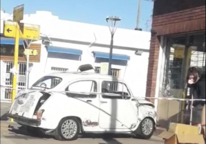 Estrellaron un auto contra un comercio céntrico y se fugaron