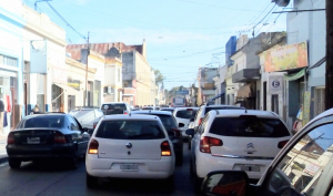 Caos de tránsito por los que estacionan en doble fila
