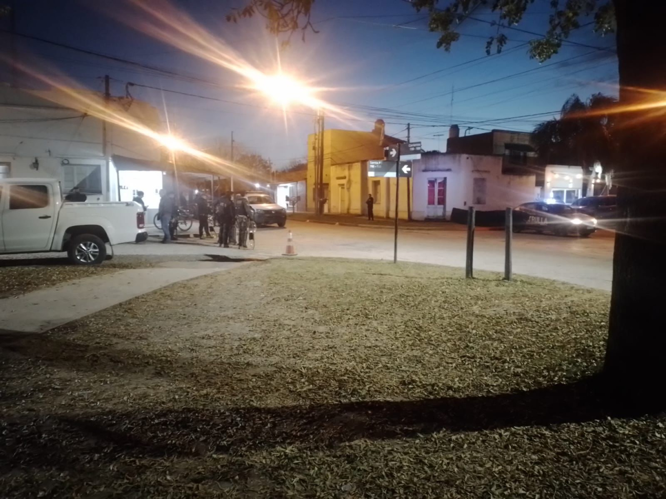 Sangriento tiroteo en la Comisaría de Open Door: murió un policía y ya son dos los fallecidos