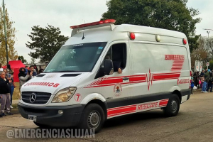 Volcó un auto en Acceso Oeste y murió una mujer