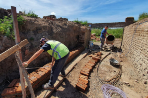 Caminos rurales: avanza la reconstrucción de un puente en Carlos Keen