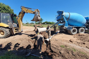 Trabajos de mejoramiento vial en los barrios Sarmiento y Los Laureles