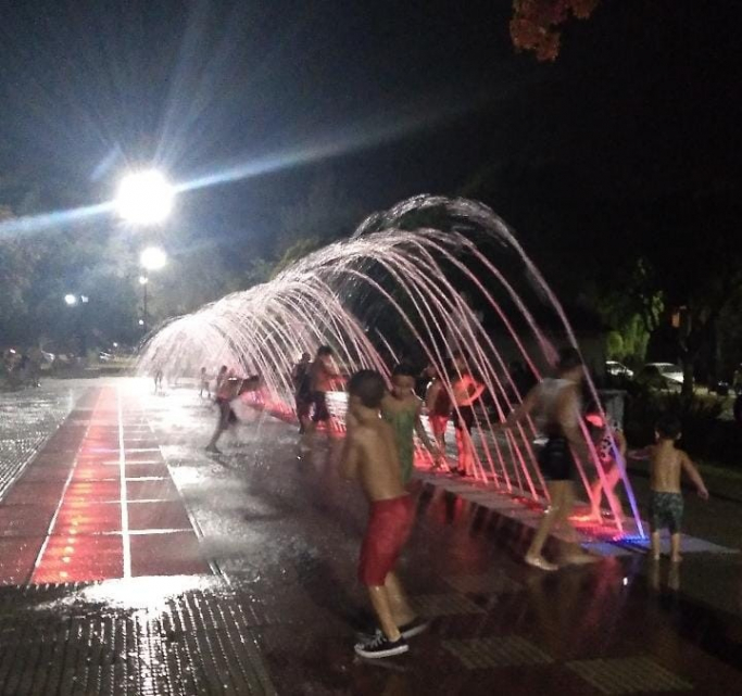 Sábado caluroso: todos a la fuente