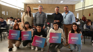 San Andrés de Giles: se entregaron netbooks a egresados de escuelas