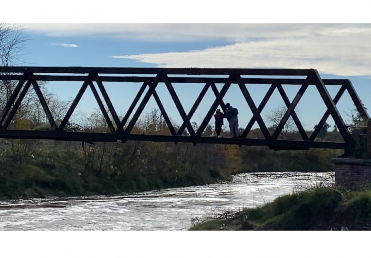 Puente roto: en Olivera los vecinos cruzan el río arriesgando su vida