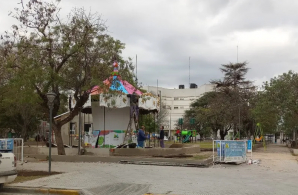 Construyen calesita frente al hospital Dubarry