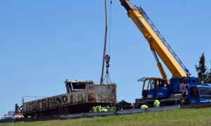 Volcó un camión en la autopista altura General Rodríguez