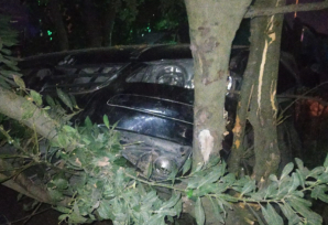 Un auto perdió en control sobre Ruta 24 y terminó contra una vivienda