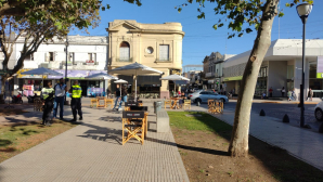Como se pueda: mesas en la plaza para poder trabajar
