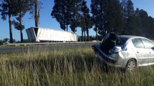 Fuerte siniestro vial entre camión y auto en ruta nº5