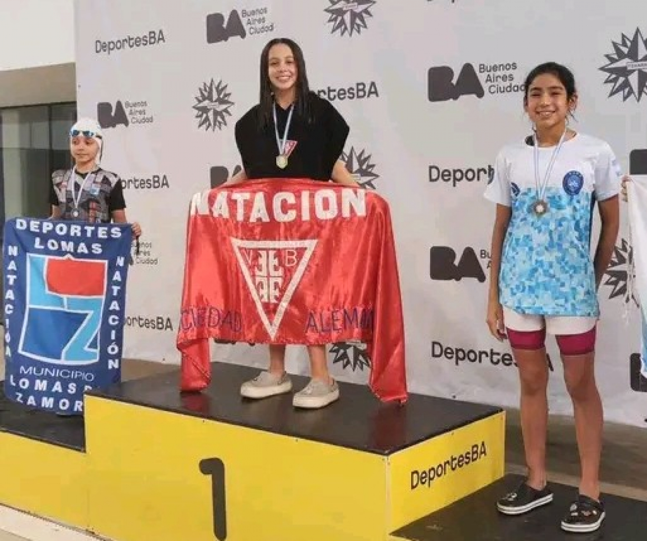 Con 12 años, la lujanense Laila la sigue rompiendo en la natación